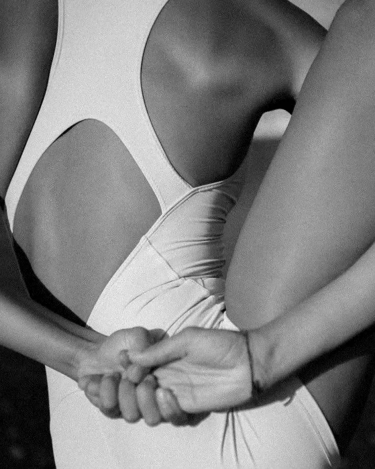 Détail des mains en posture