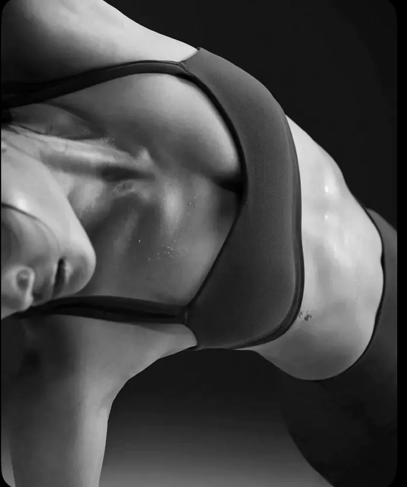 Renforcement et gainage pendant une séance de Yoga Sculpt