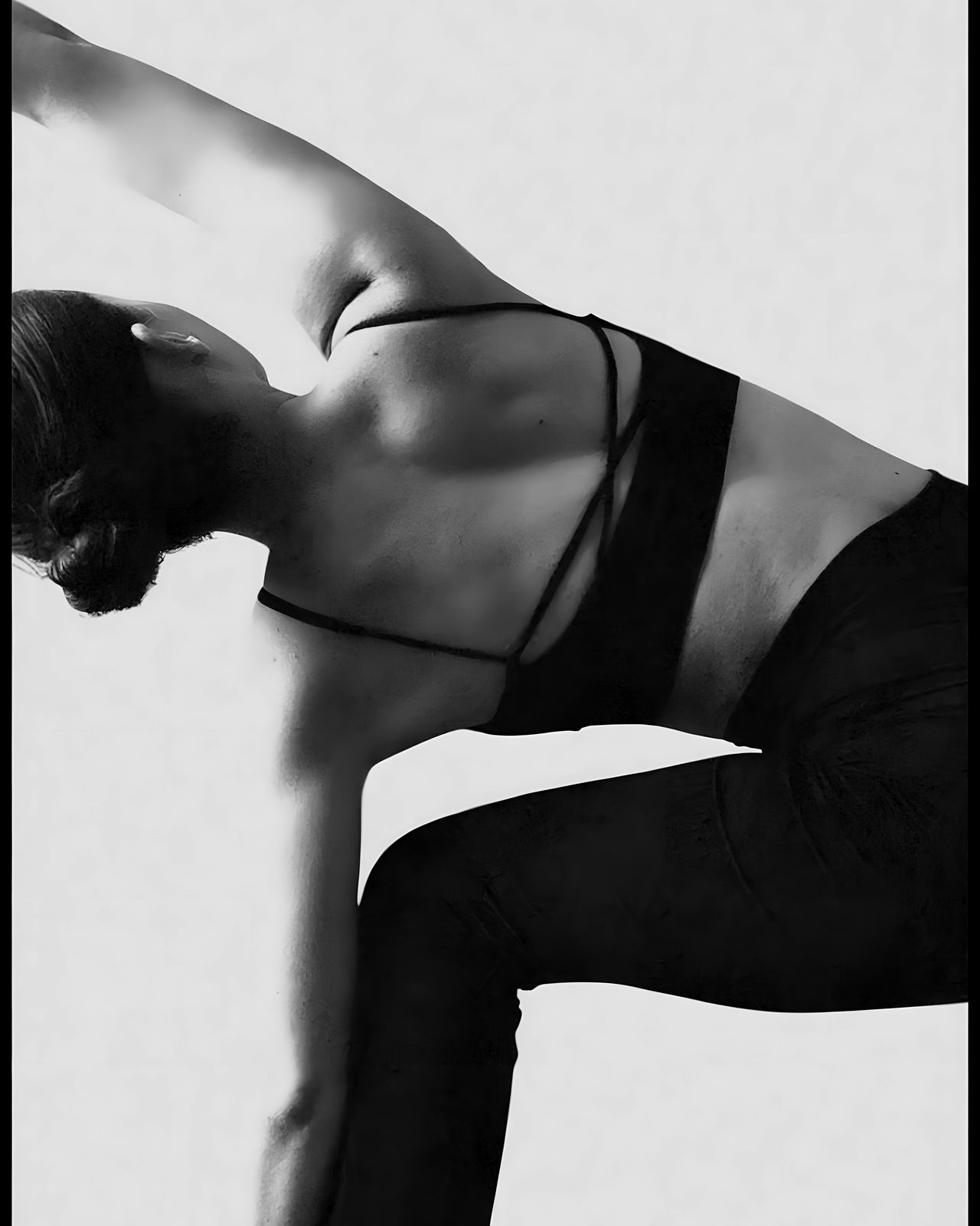 Alice Gaudry en posture de yoga, photographie noir et blanc